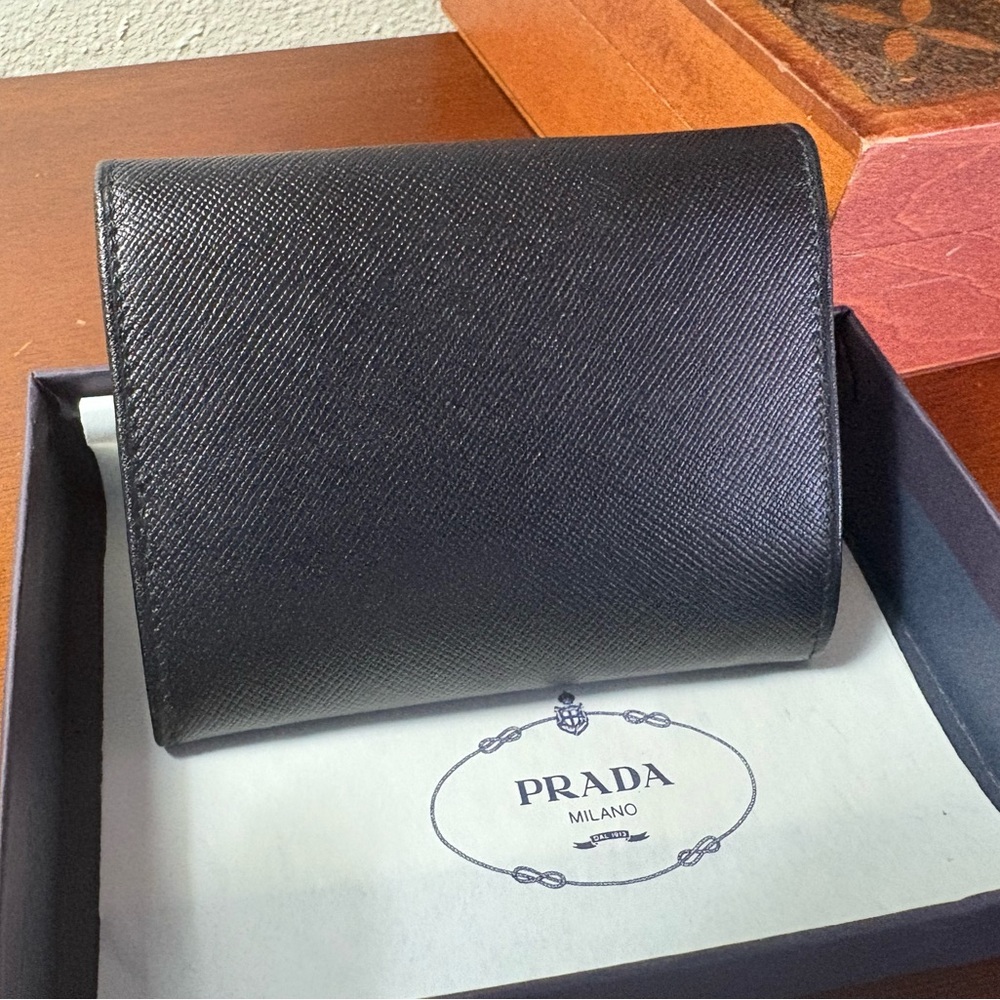 NWT vintage PRADA Black Saffiano Leather Small Wallet. Rare Find. 4.25×3.5. - Picture 5 of 11